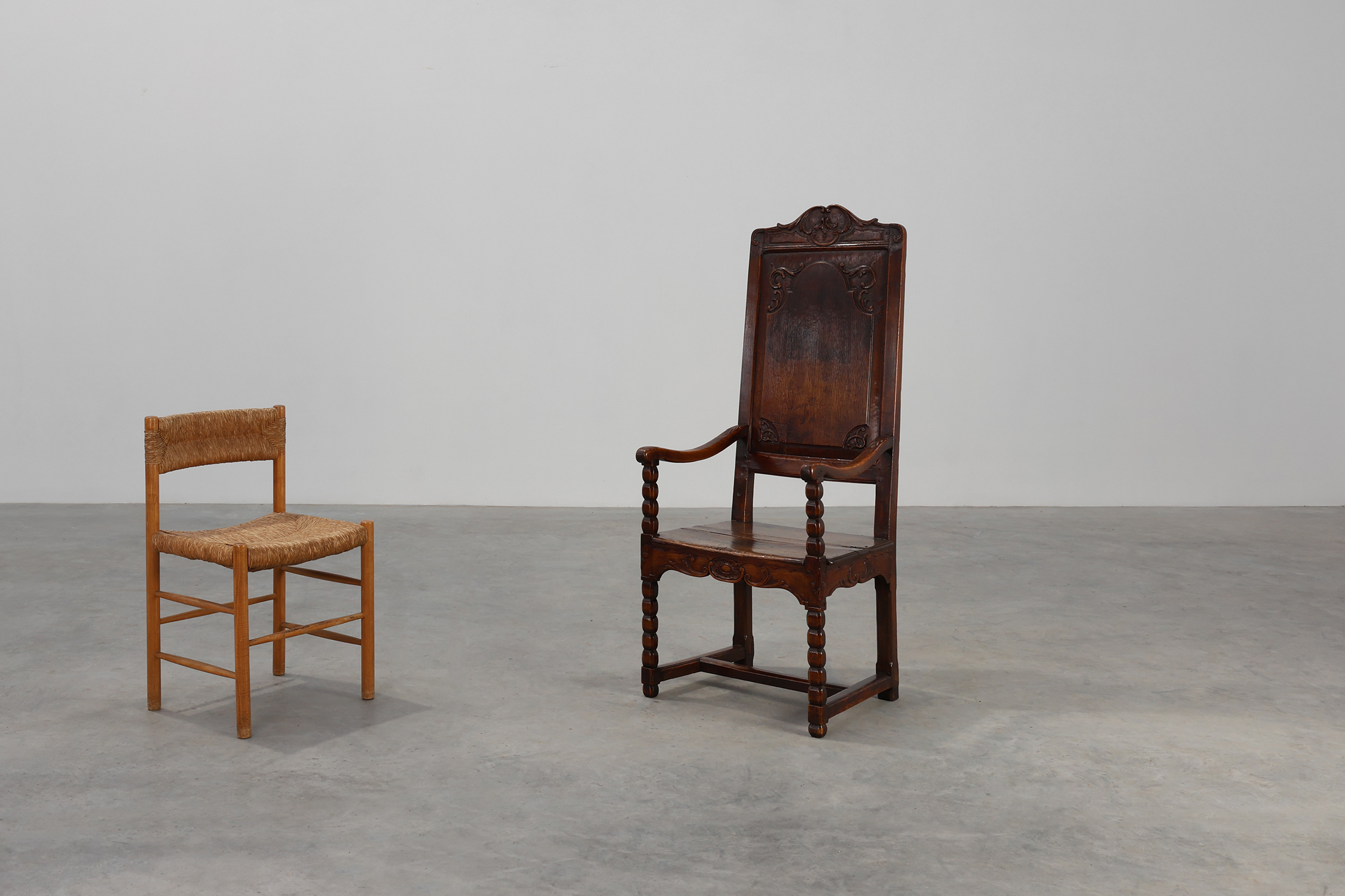 18th Century Li&egrave;ge Armchair in hand carved Oak, Belgiumthumbnail